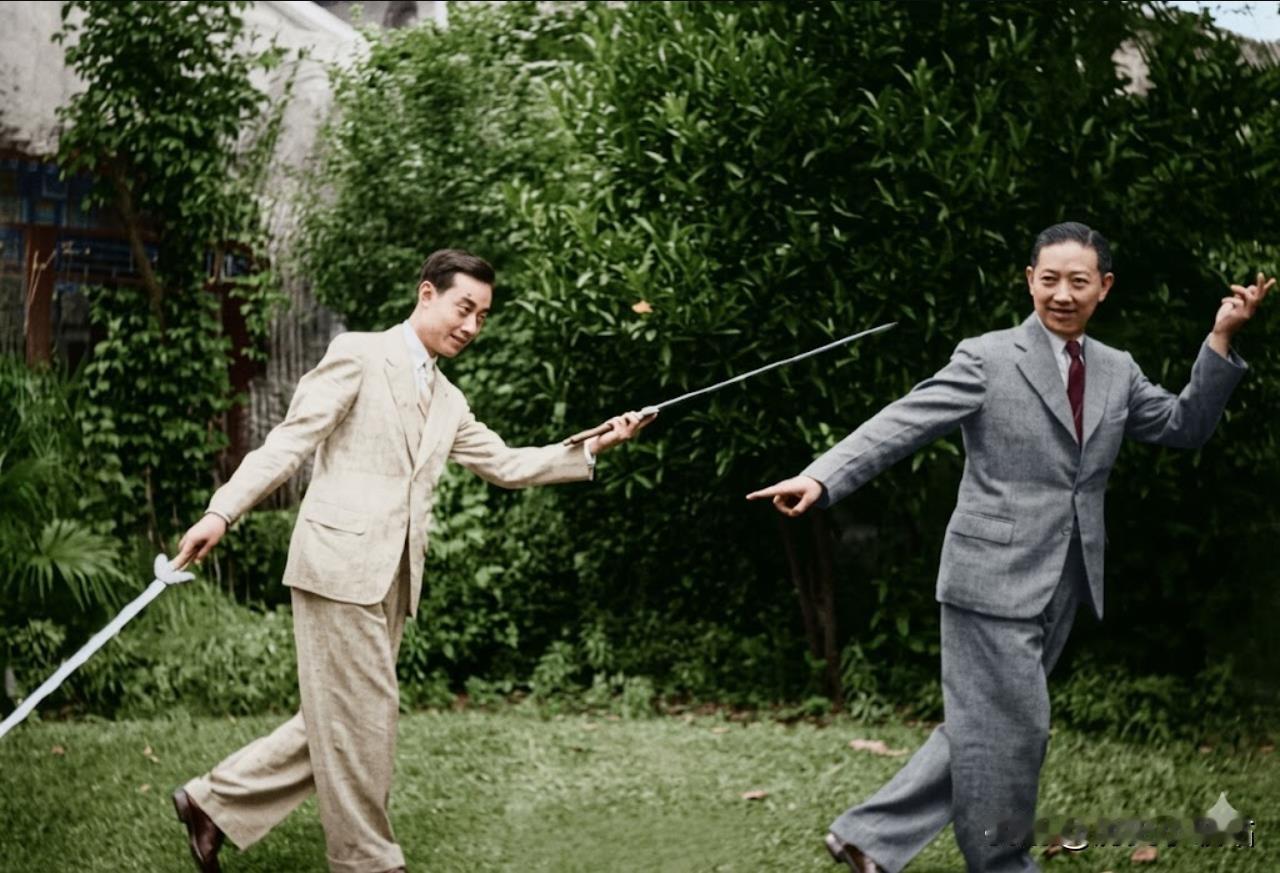 这组照片，京剧大师梅兰芳在庭院中手把手亲传弟子李世芳身段、武舞程式，梅兰芳细致纠