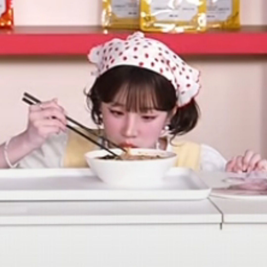 对不起。可是这个宋雨琦真的很像三岁小孩自己学吃饭的样子（​​​