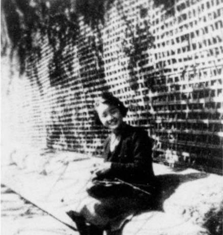 1941年，一个女囚被捕入狱后，监狱长一脸得意，解开衣扣就朝她扑了过去。可是，谁