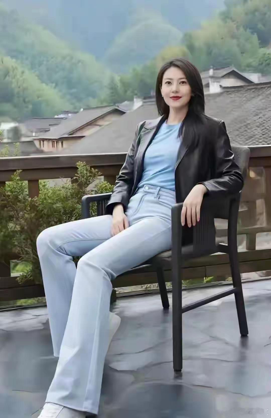 谁懂啊！高圆圆穿牛仔裤的样子，慵懒中透着精致，松弛又迷人，这颜值和气质，简直是行