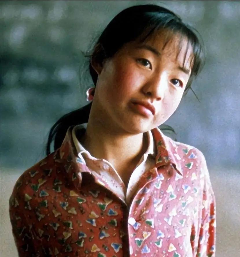 1999年，张艺谋捧红了农村女孩魏敏芝。拍完戏后，魏敏芝想当明星，张艺谋却不同意