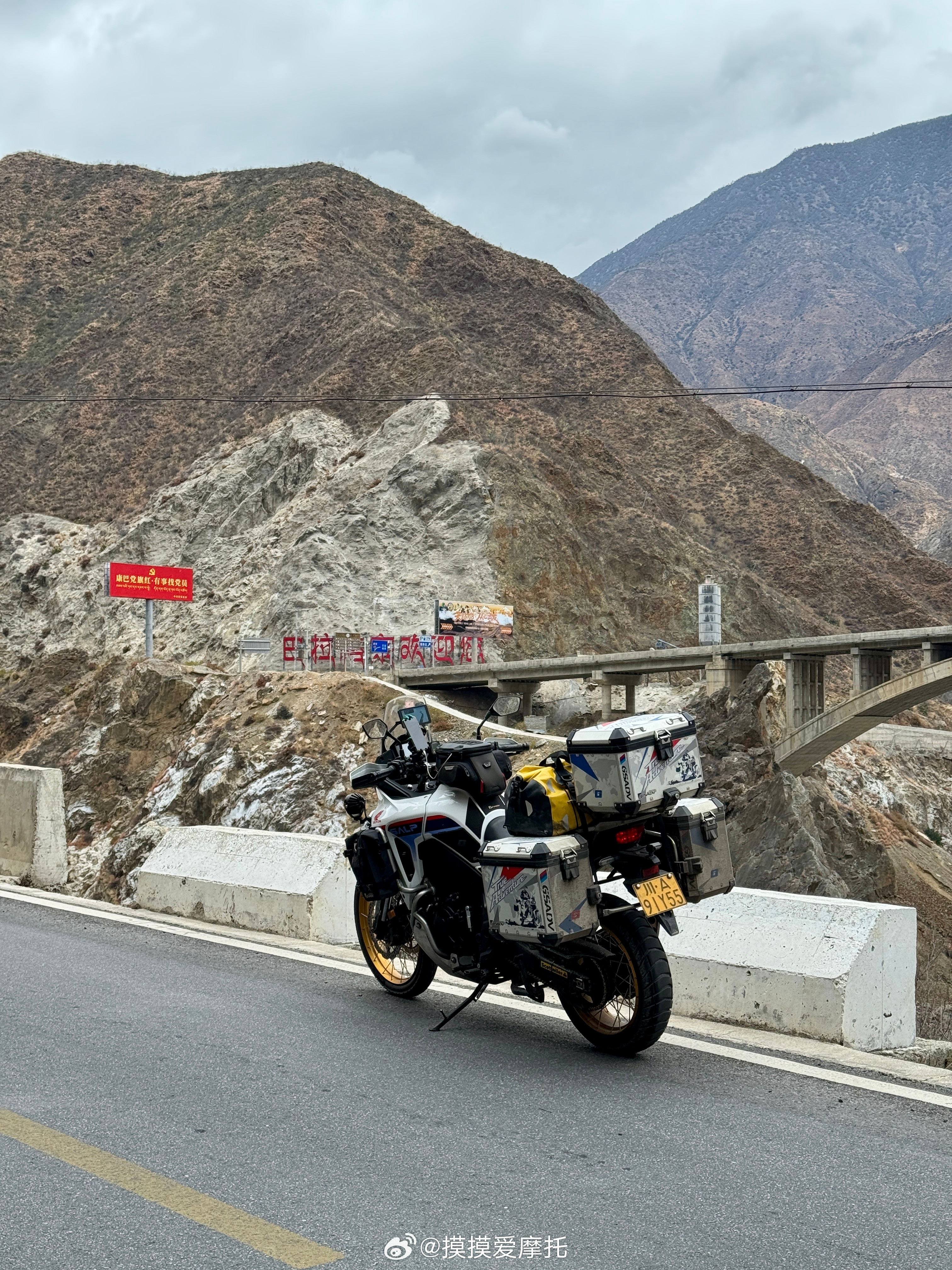 和摸摸去摩旅昨天从丽江出发沿着金沙江，走353国道到了德钦，可惜天气不好没看见