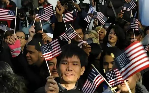 美国人一针见血：“如果中国真的那么好，为啥还有大批人移民到美国？”这话听着刺耳，