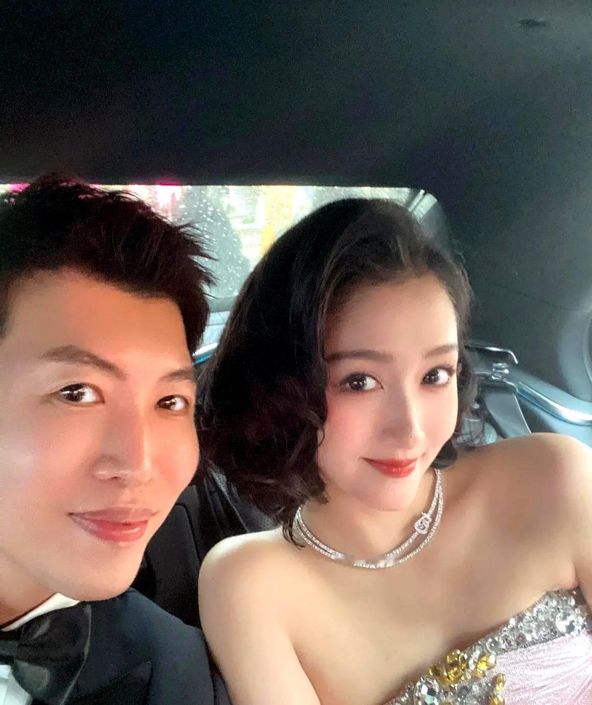 关晓彤29岁生日晒出的照片里，站在她身边陪她切蛋糕的人是造型师高强，一个被粉丝追着骂了快十年的名字。