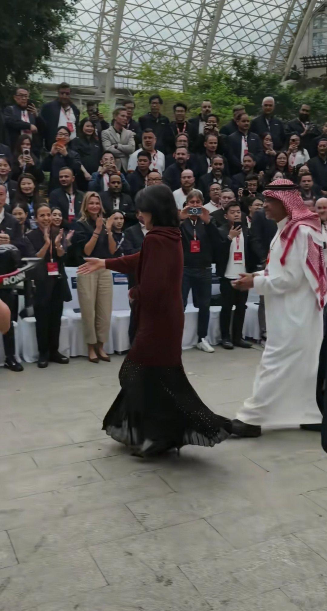 董明珠现身成都参加格力第五届海外经销商大会。72岁的董明珠没有化妆，没有首饰，姿