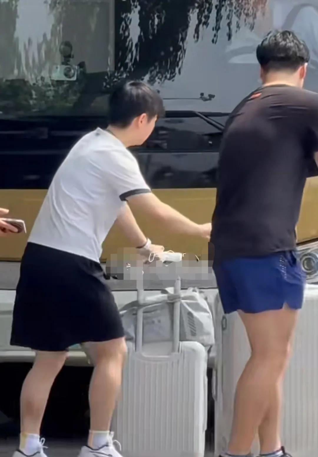 国乒出发了。美国大满贯，我们来了。豆包，头哥，还有高远等人拉着行李箱登上大巴