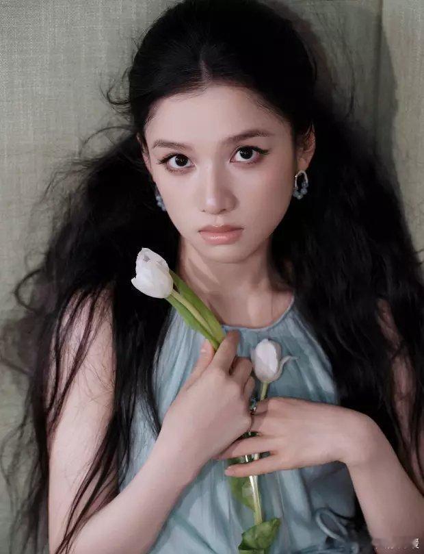 张婧仪身着浅蓝色纱裙，邂逅摩登浪漫，魅力十足。​​​