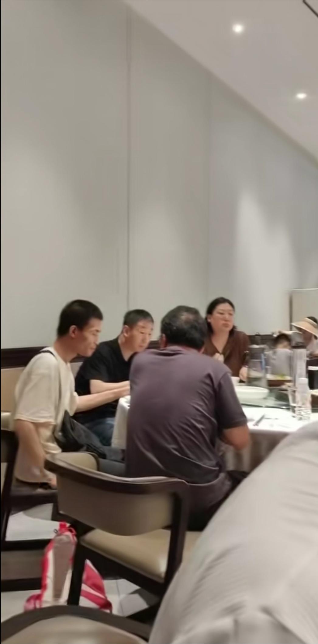 真的是第一次见北大副教授韦东奕跟朋友一起聚餐。最近，韦东奕跟朋友相约在北大食