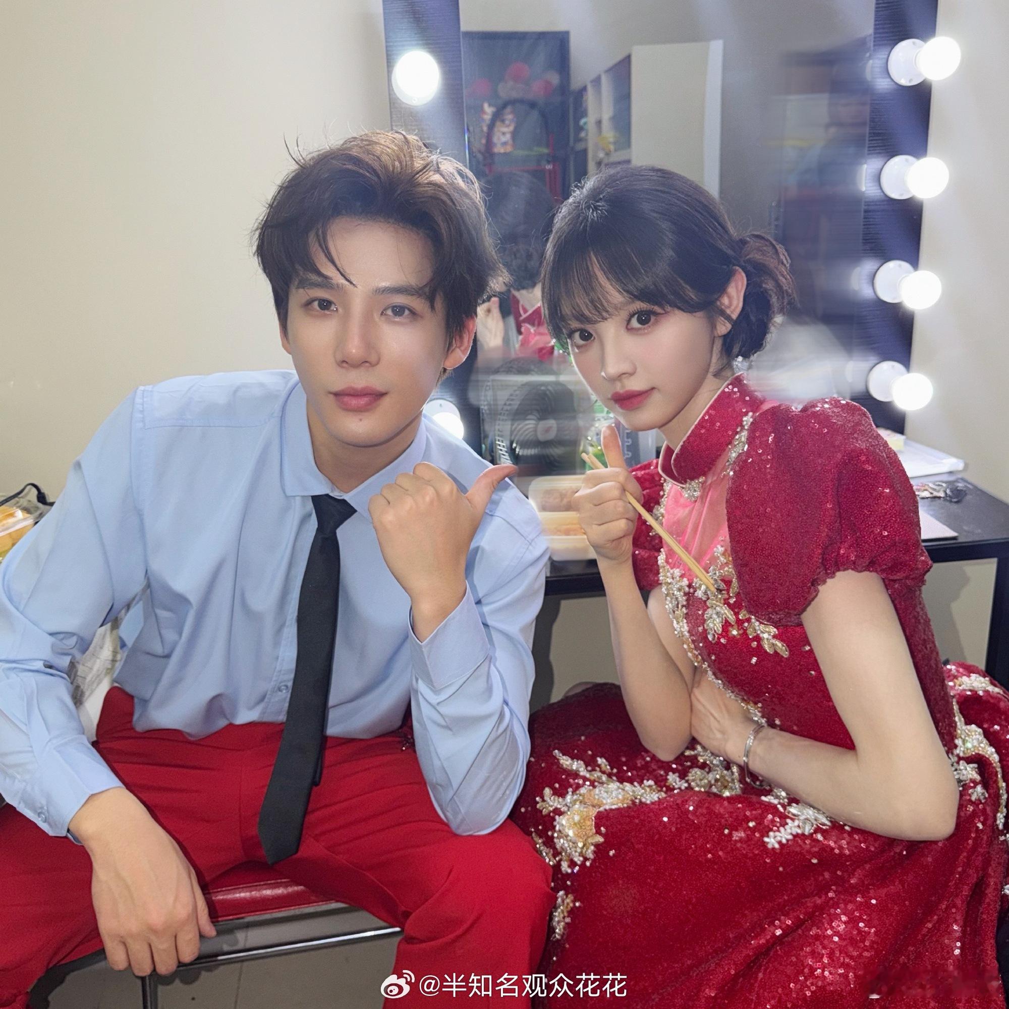 萌萌的青梅竹马田曦薇王安宇春晚合照田曦薇王安宇后台合影