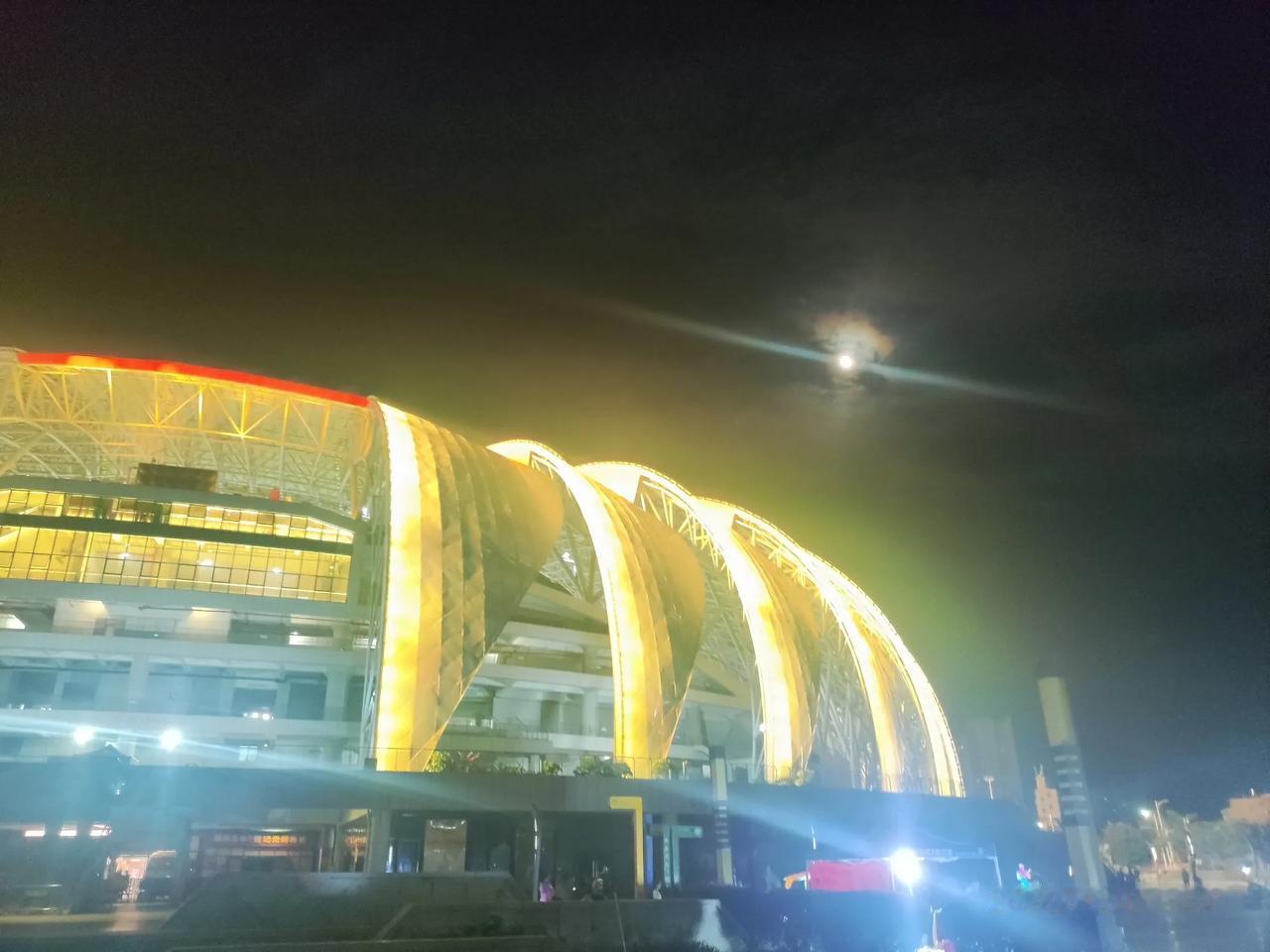 五华奥体中心夜景！时维七月初十五，夜临五华奥体之场。但见场馆巍巍，其灯焕彩，五