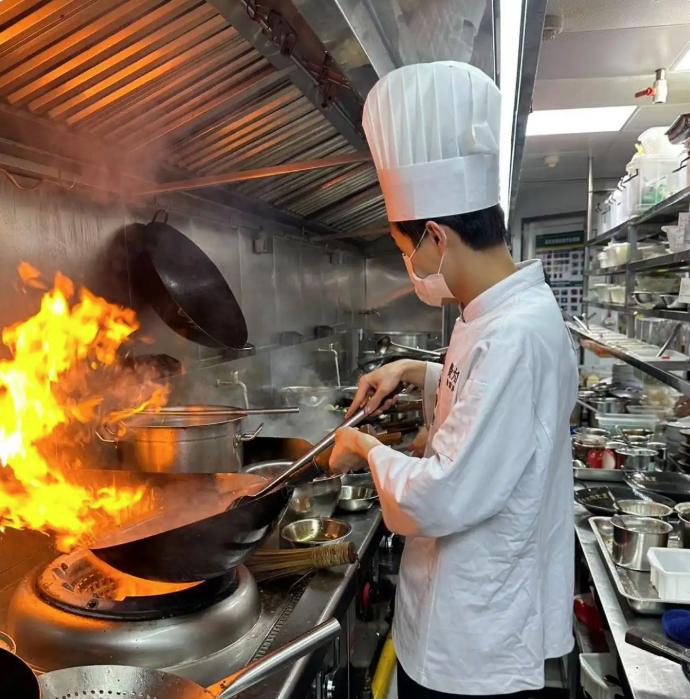 太奇葩了！河南郑州，一男子成功入职了一家饭店做厨师，同事们为他举办迎新宴，本来是