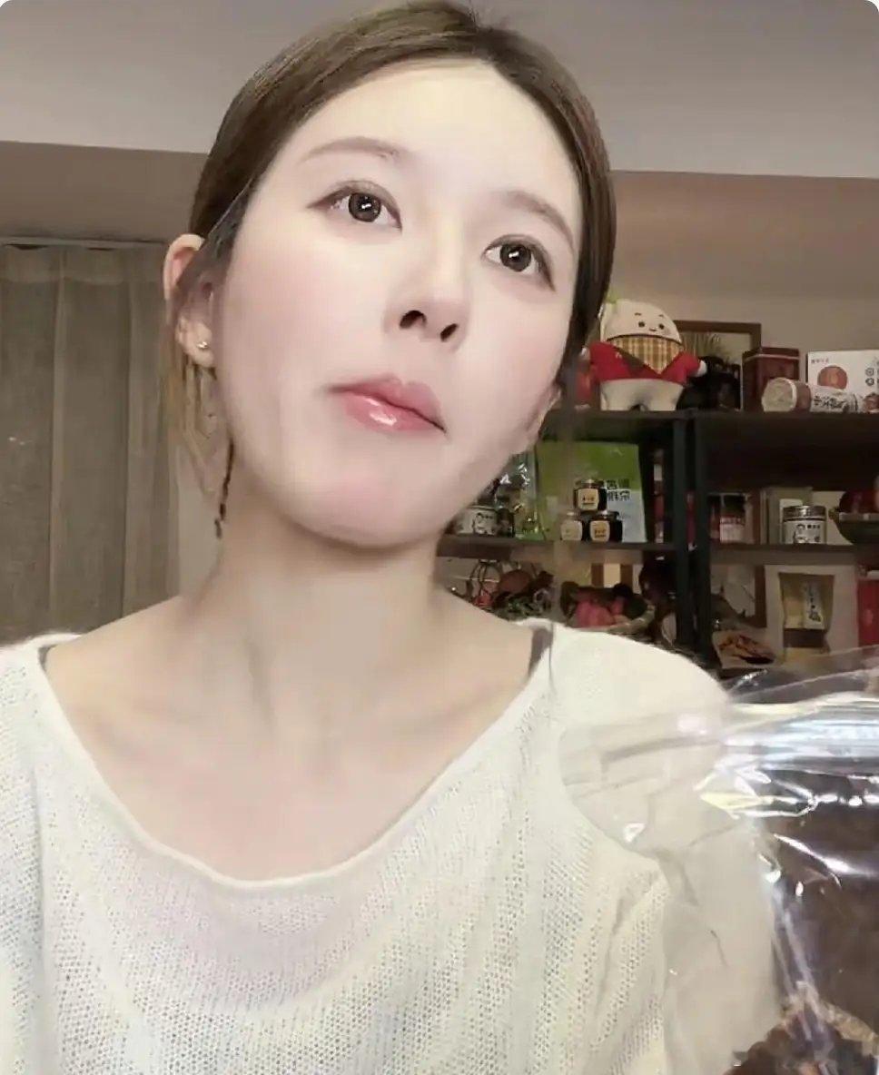 现在娱乐圈最清醒的人应该是开始直播卖货的赵露思吧？她开始卖货，但是却跟贾乃亮那种