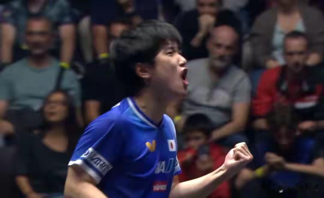 有人说张本智和赛点手软，是因为前面喊得太猛，大脑缺氧了[捂脸哭]哈哈，还真有这