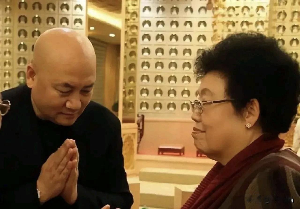 我觉得他俩特别配，因为迟老师这种人间绝色，就是需要最强大的力量保护起来。如果在外