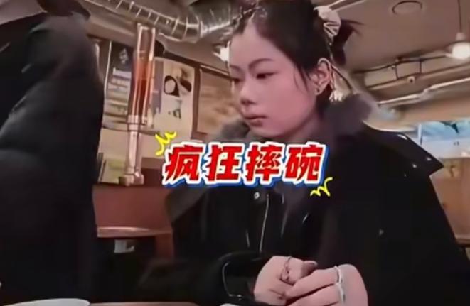 中国妹子去韩国餐厅吃饭，服务员上菜疯狂摔碗结局活该。 她明明是第一桌顾客，但