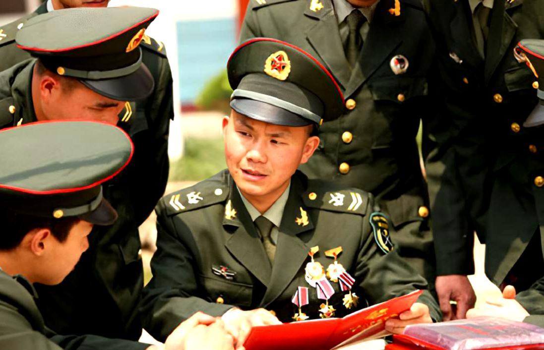 2001年2月11日，由成都驶往武昌的K148次列车缓缓启动，76名形似农民工的