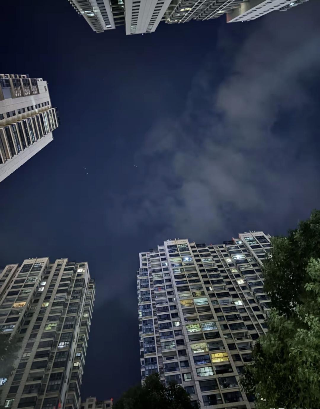 表姨六十多岁走了，全家都没想到。她最讲究养生，家里从来不烧自来水，天天泡名茶。一