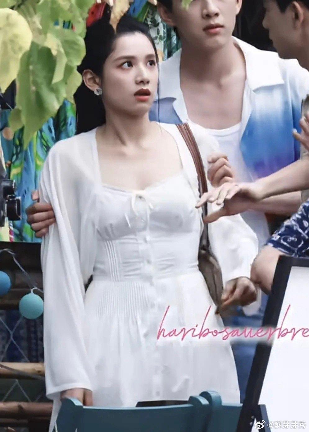 张婧仪真的不打算减减肥吗，感觉衣服都要撑开了￼