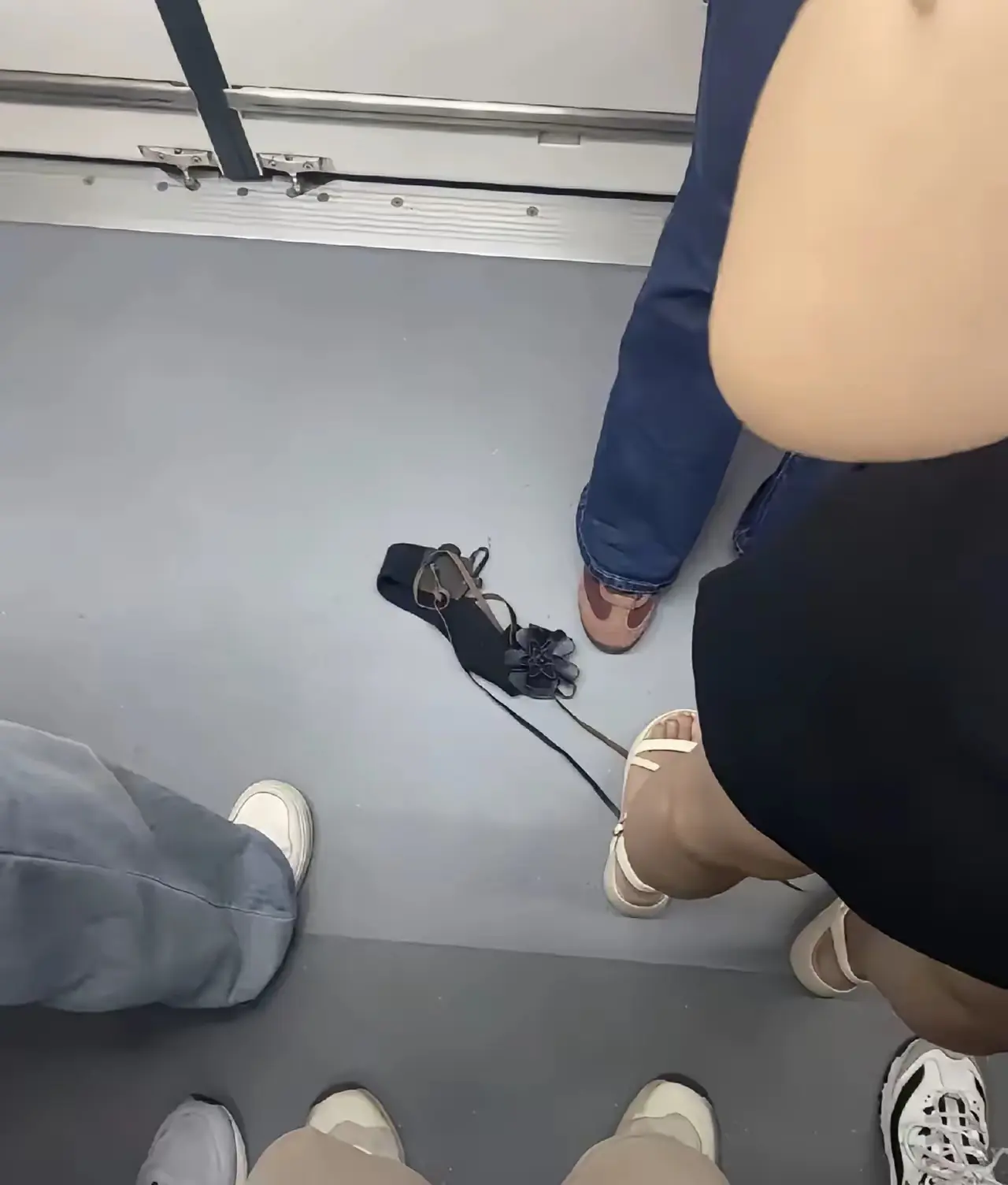 广州地铁上看到的一幕，心态都要崩了。
