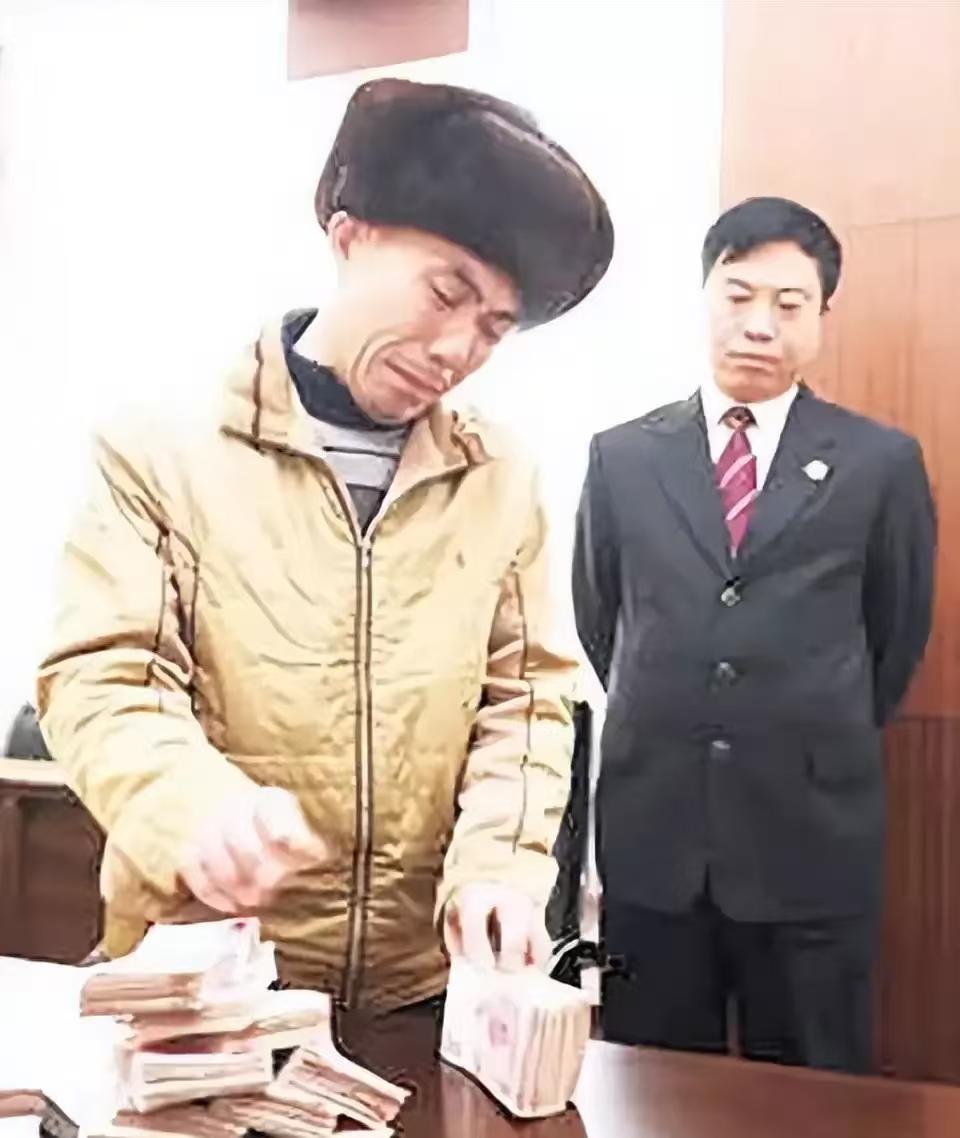 1992年，河南农民胥敬祥打工回家，买了件绿毛衣马甲当新年礼物。朋友卫国良看到后