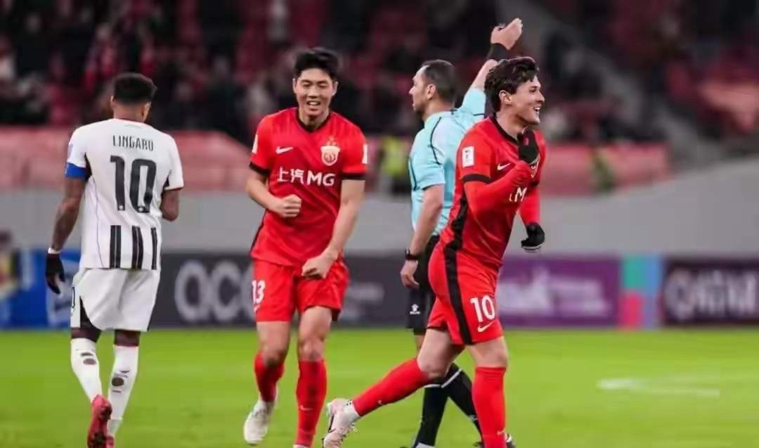 懵了，世界足坛最搞笑的一幕出现了！赢球的球队在庆祝，输球的球队比赢球球队庆祝的更