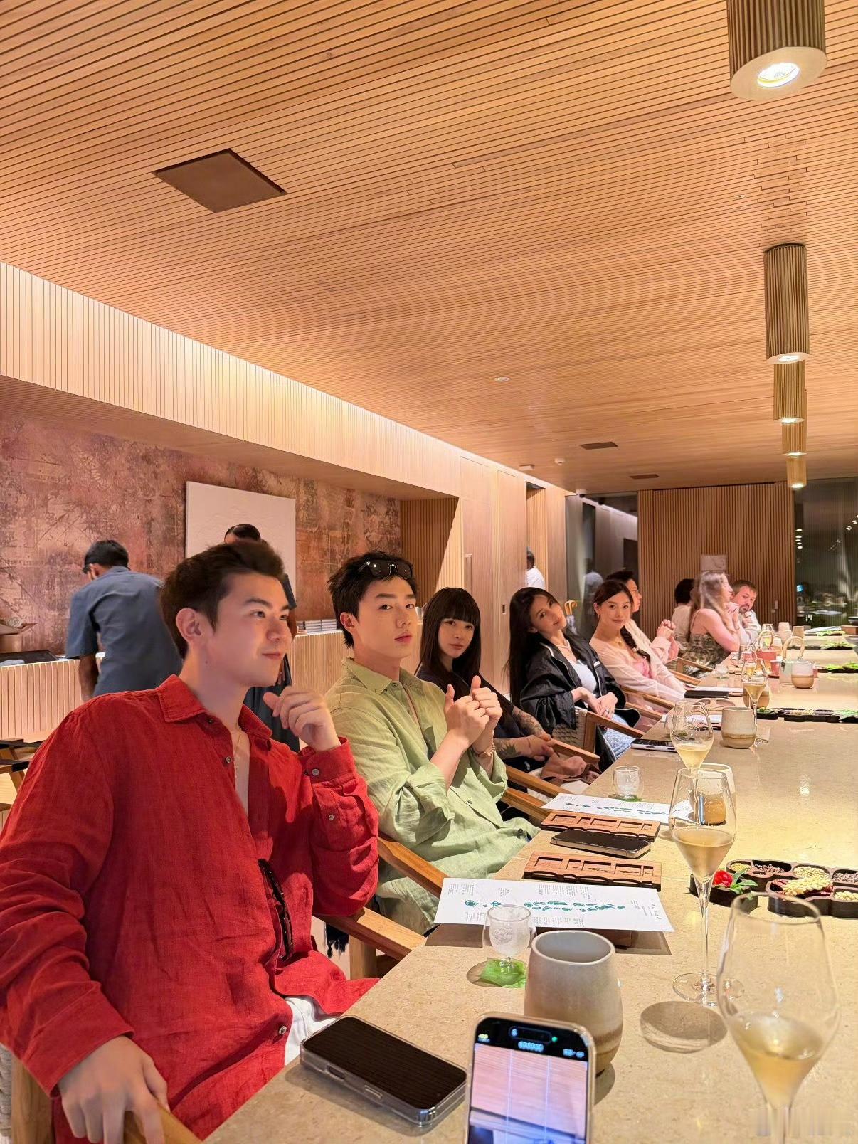 Angelababy马尔代夫游客照，刷屏热搜，属于纯私人家庭出游，同行是家人与闺
