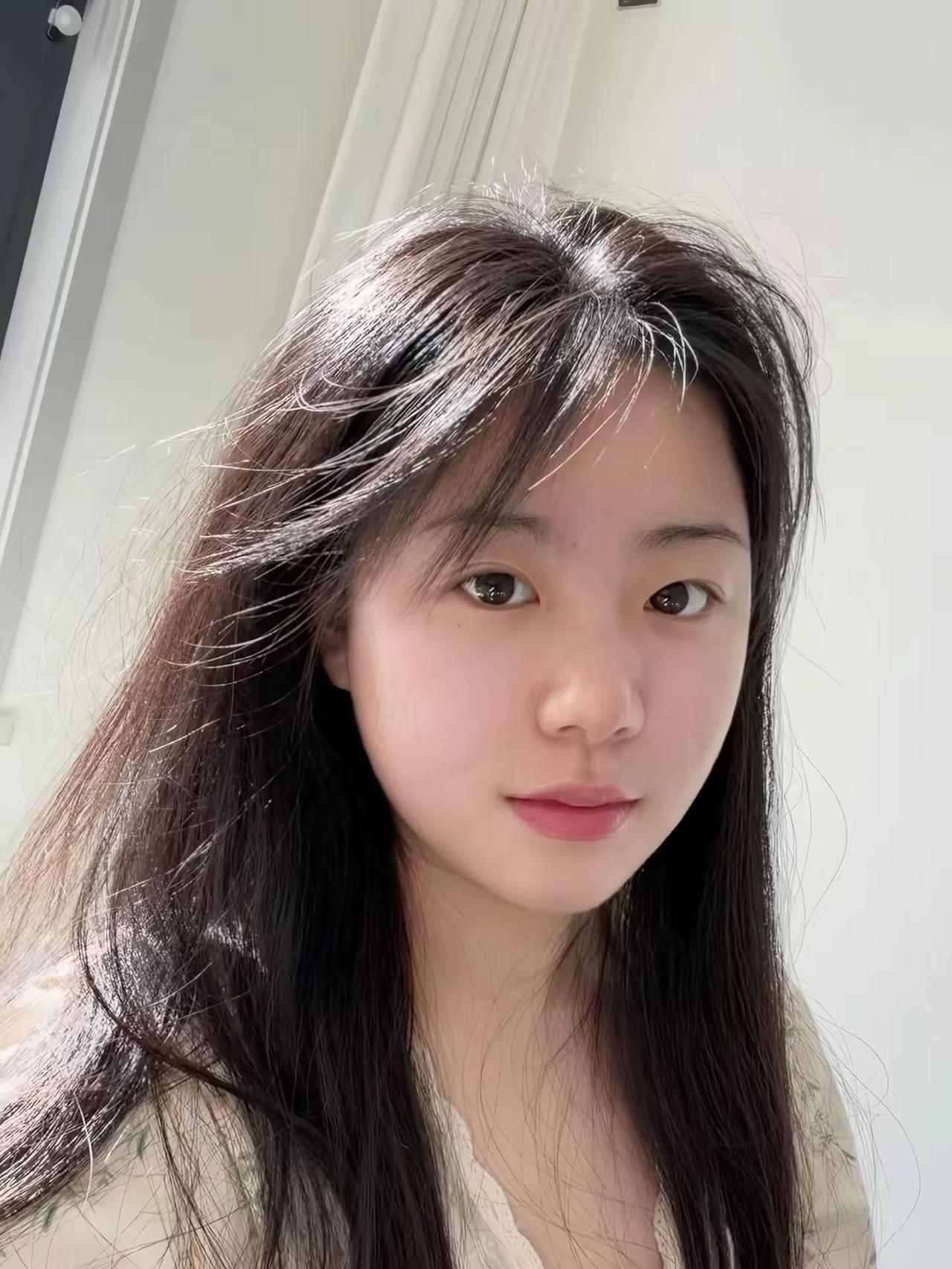 阳光落在发梢，温柔又治愈，素颜也藏着干净的美好。