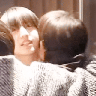 抱抱挤压脸颊肉