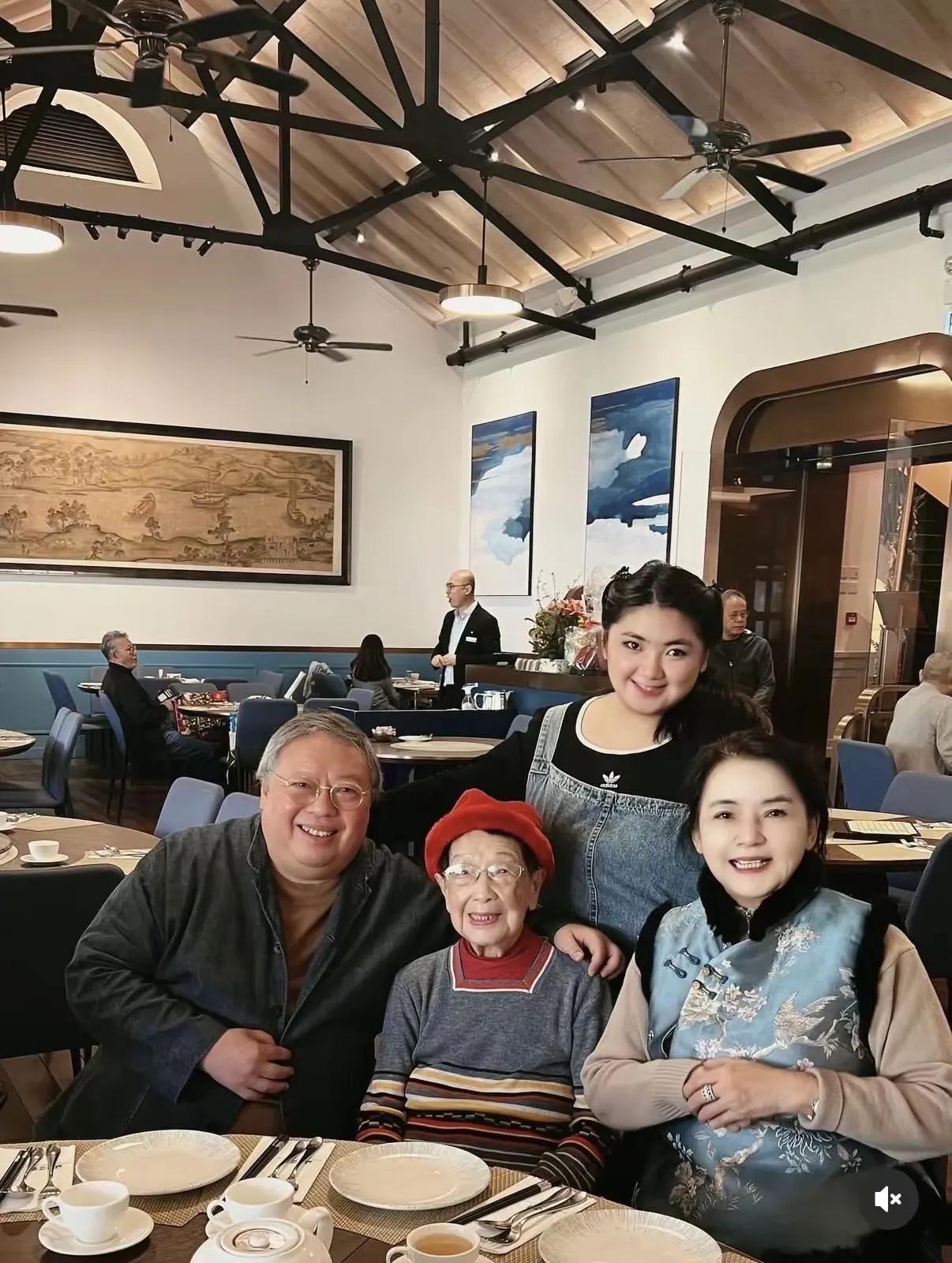 2026年元旦，67岁胡慧中与76岁丈夫何志平、女儿何淦璇在香港酒楼，陪101岁