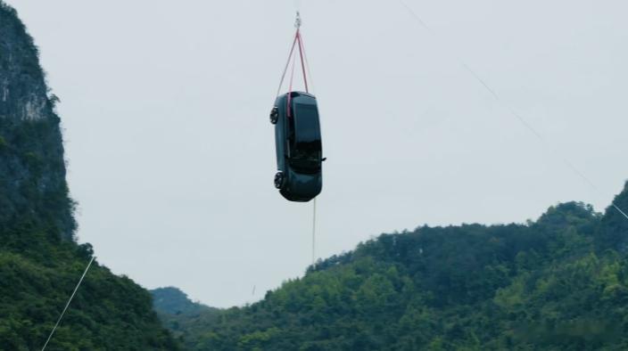 沃尔沃XC70被热气球带上35米高空在硬核测试这一块儿，还是得看沃尔沃，这次直