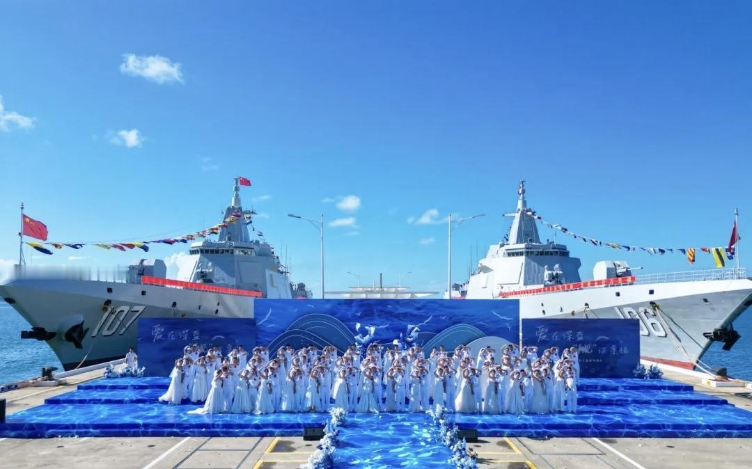 万吨大驱“舰”证幸福！国庆期间，南部战区海军某驱逐舰支队两艘“万吨大驱”，在顺利