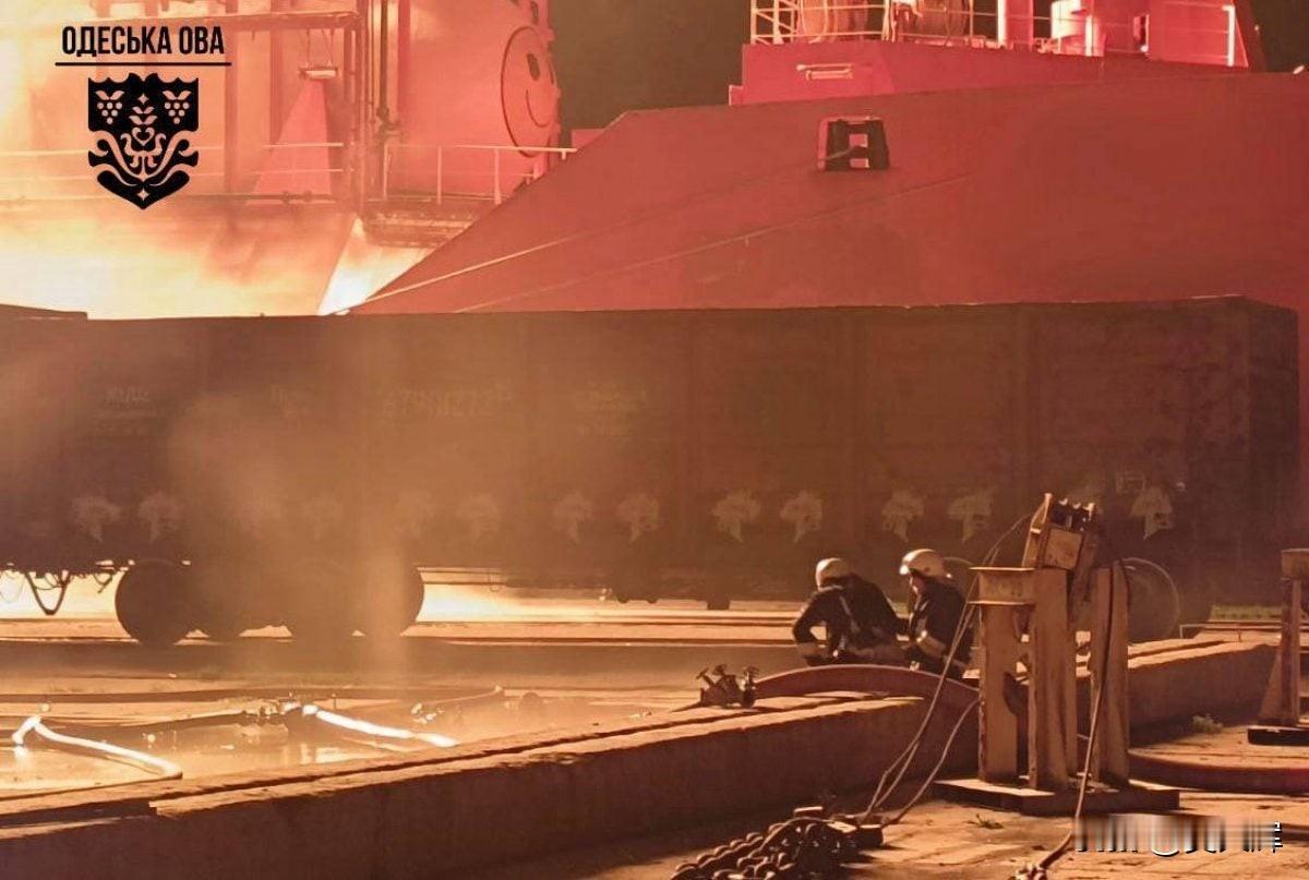 俄罗斯大规模袭击敖德萨州港口及能源基础设施11月17日，乌克兰敖德萨州军事行