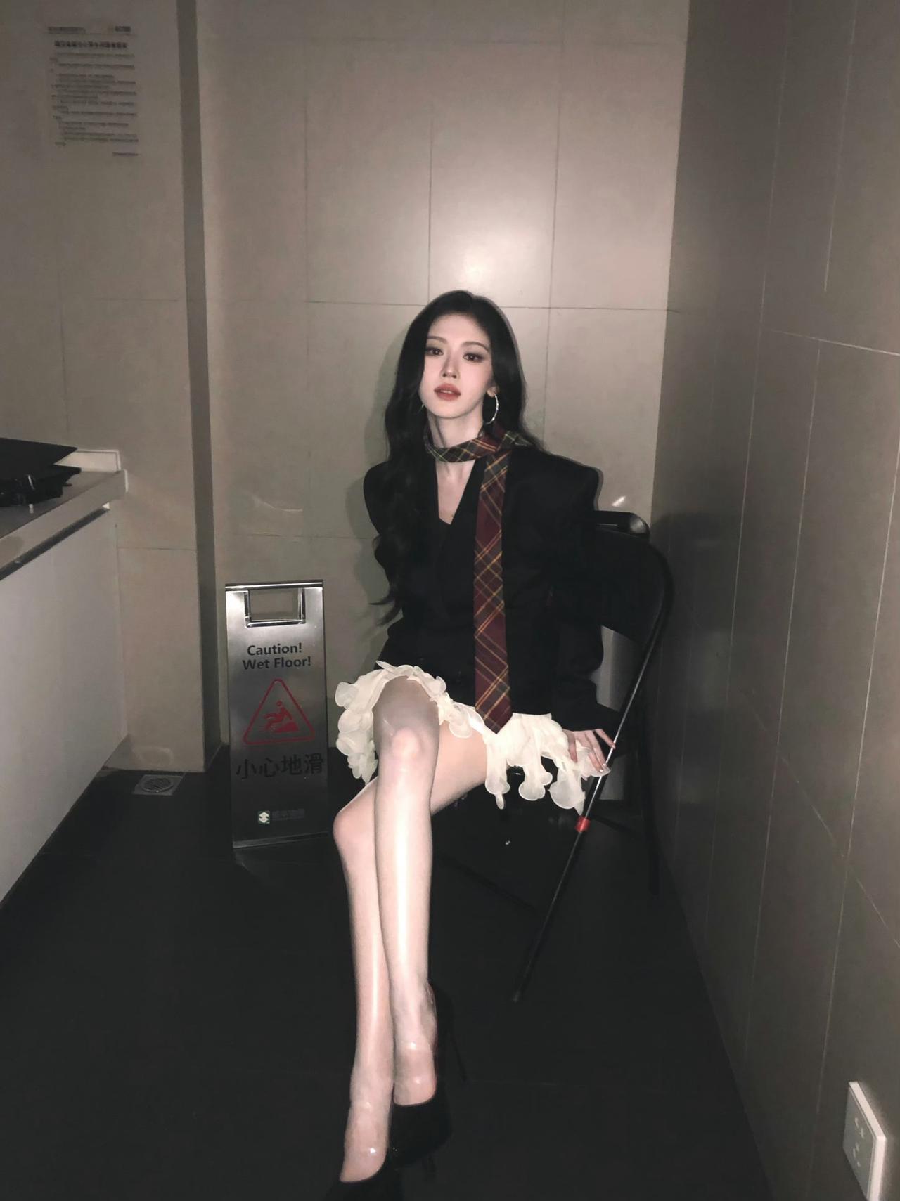 替人尴尬的毛病又犯了，鞠婧祎身高159，不歧/视小个子，但她营/销自己是大长