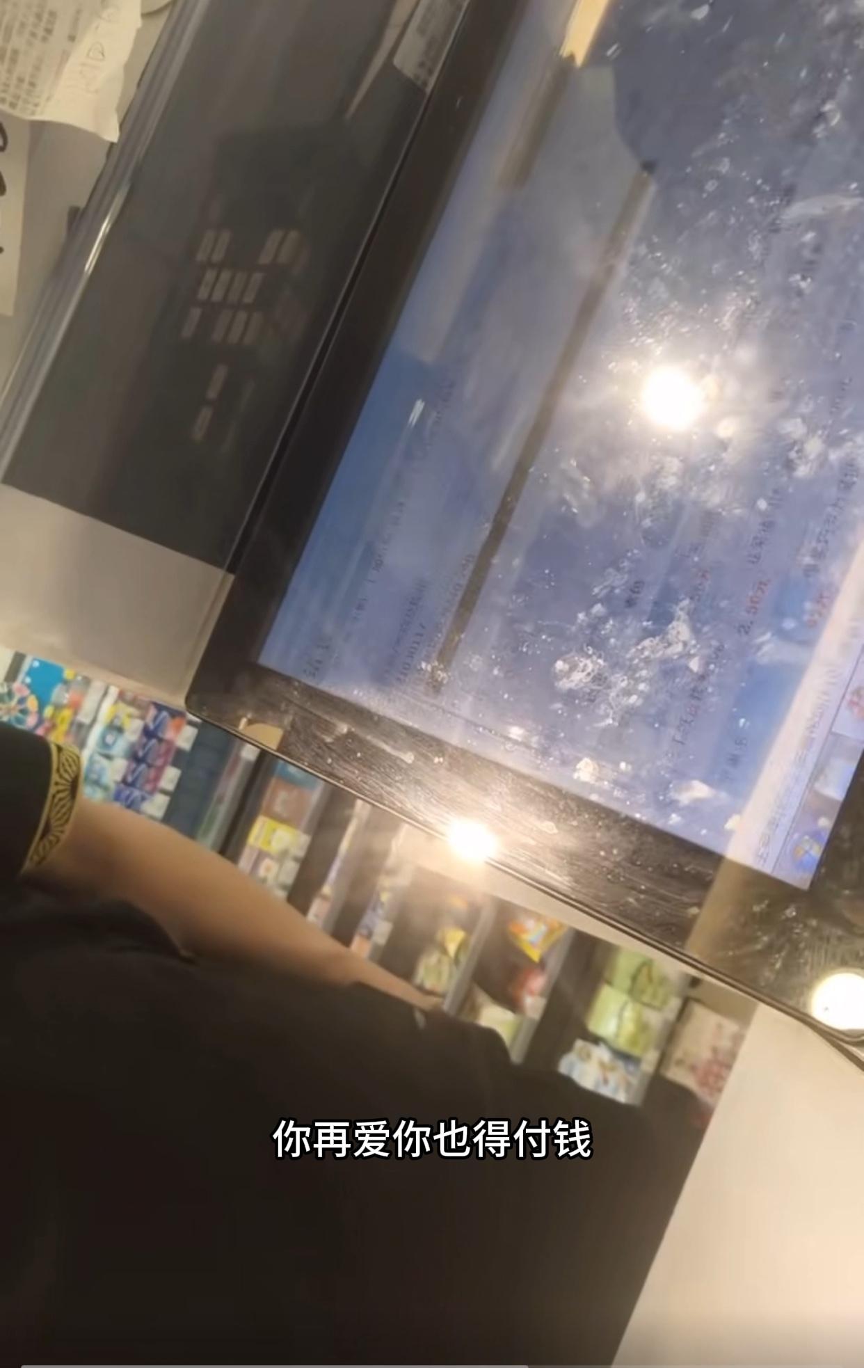 湖北，5月26日一位网友分享，店里来了一名外国男子买东西，但外国人不付钱！而当他