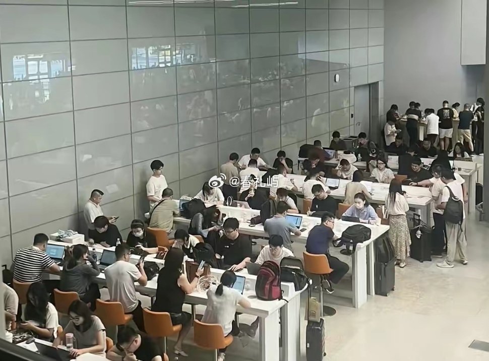 上海虹桥机场候机厅的一幕，现在连候机都开始卷工作了吗，当代打工人真是一刻都不得闲
