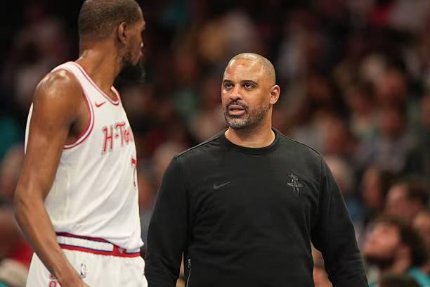 我觉得今天乌度卡挺厉害的，第四节把阿门摁板凳上，球队进攻马上流畅起来，还有状态一