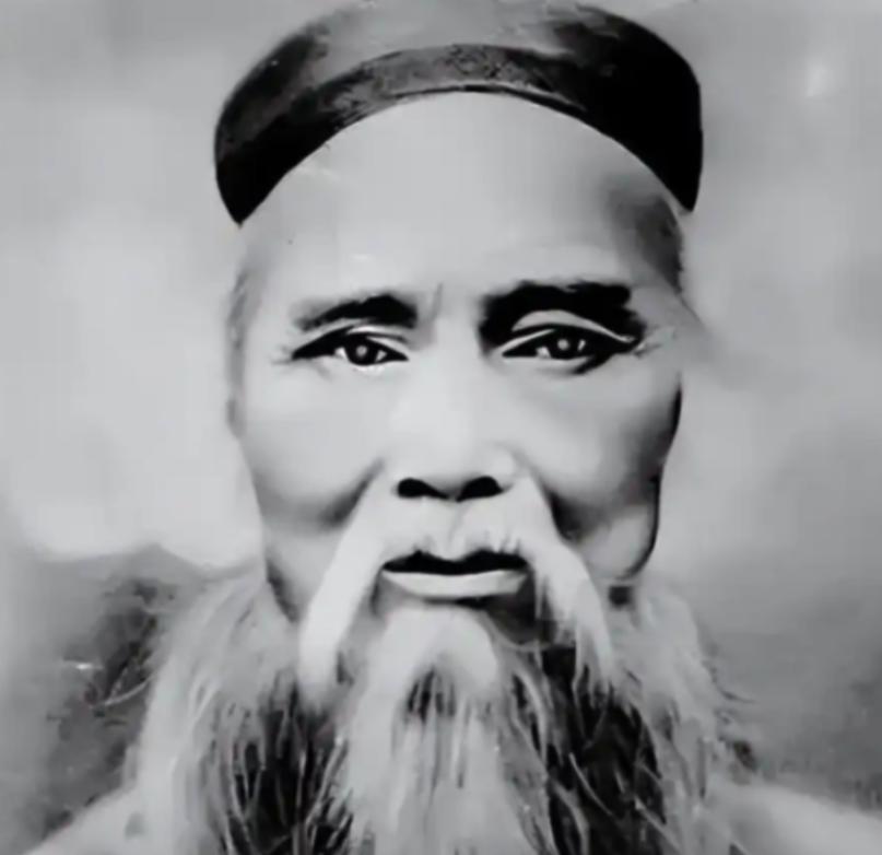1932年，武当山一位72岁的老道，差点把三十多个土匪吓破了胆。面对明晃晃的砍刀
