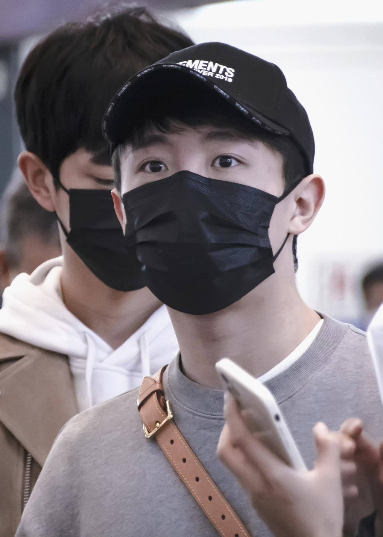 这是他以前的经纪人吗?从以前的发文看,还是挺护着🐟的,唉,到底是哪个环节出