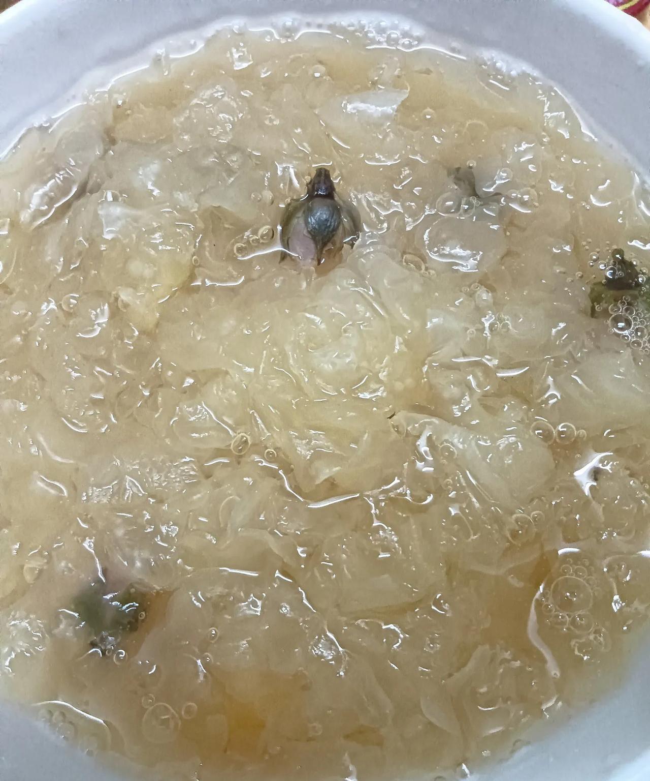 我们办公室有5个已婚妇女，只有我和婆婆是住在一起的。跟婆婆住一起，是有很多的不方
