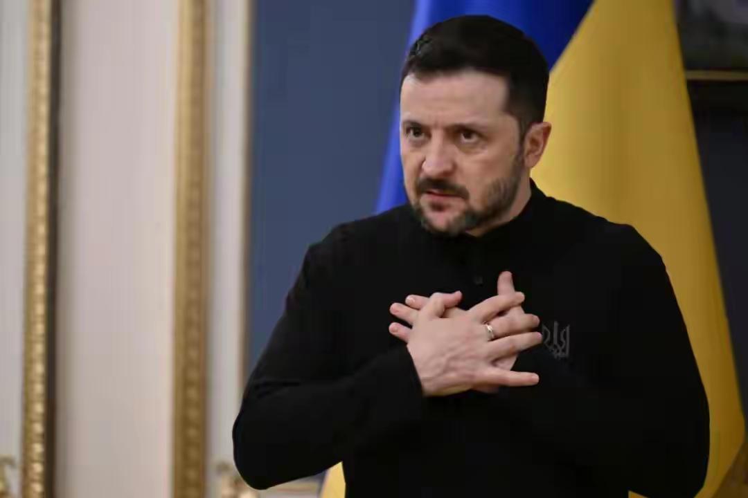 泽连斯基四处“卖惨”，实则为求自保！前线溃败、金主断供、内部分裂，三重绝境下，他