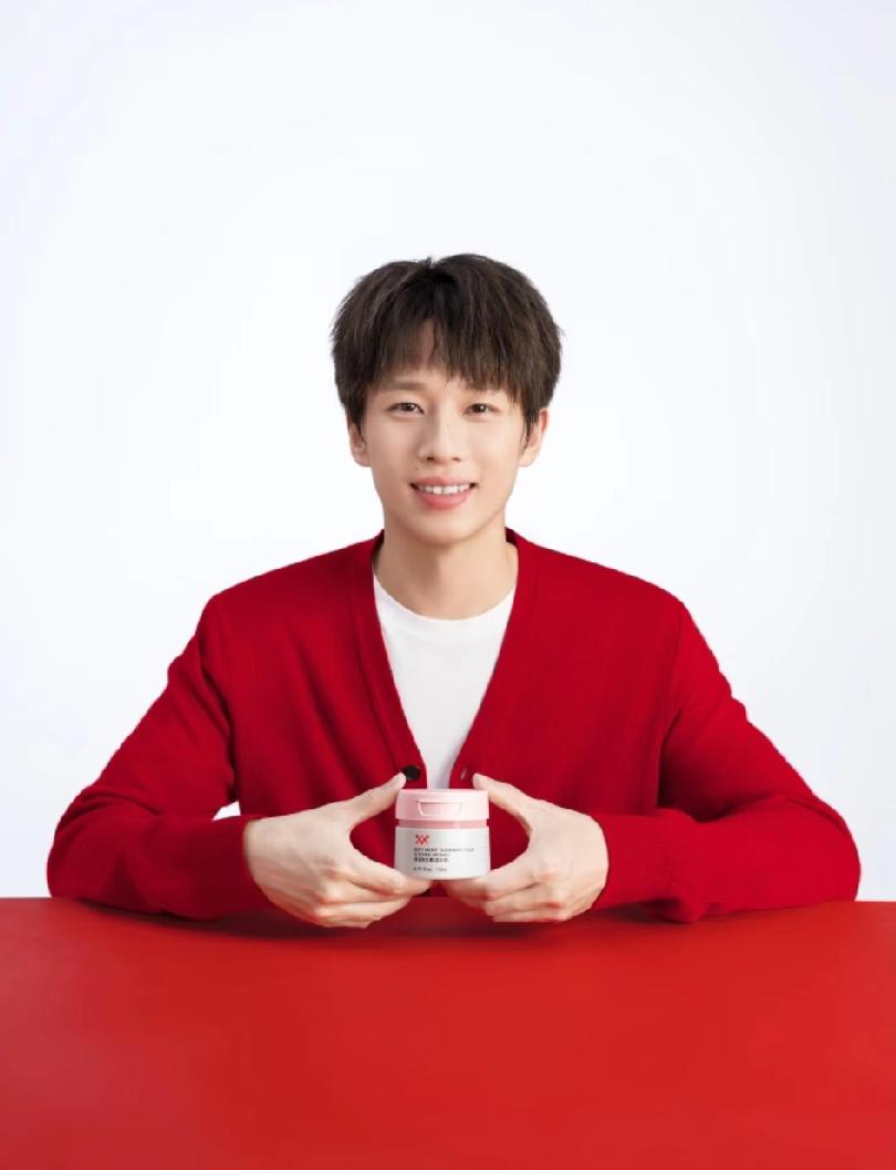 林高远的新年红色穿搭太可了！红色开衫衬得人更精神，无论是拿着DDG的产品，还是