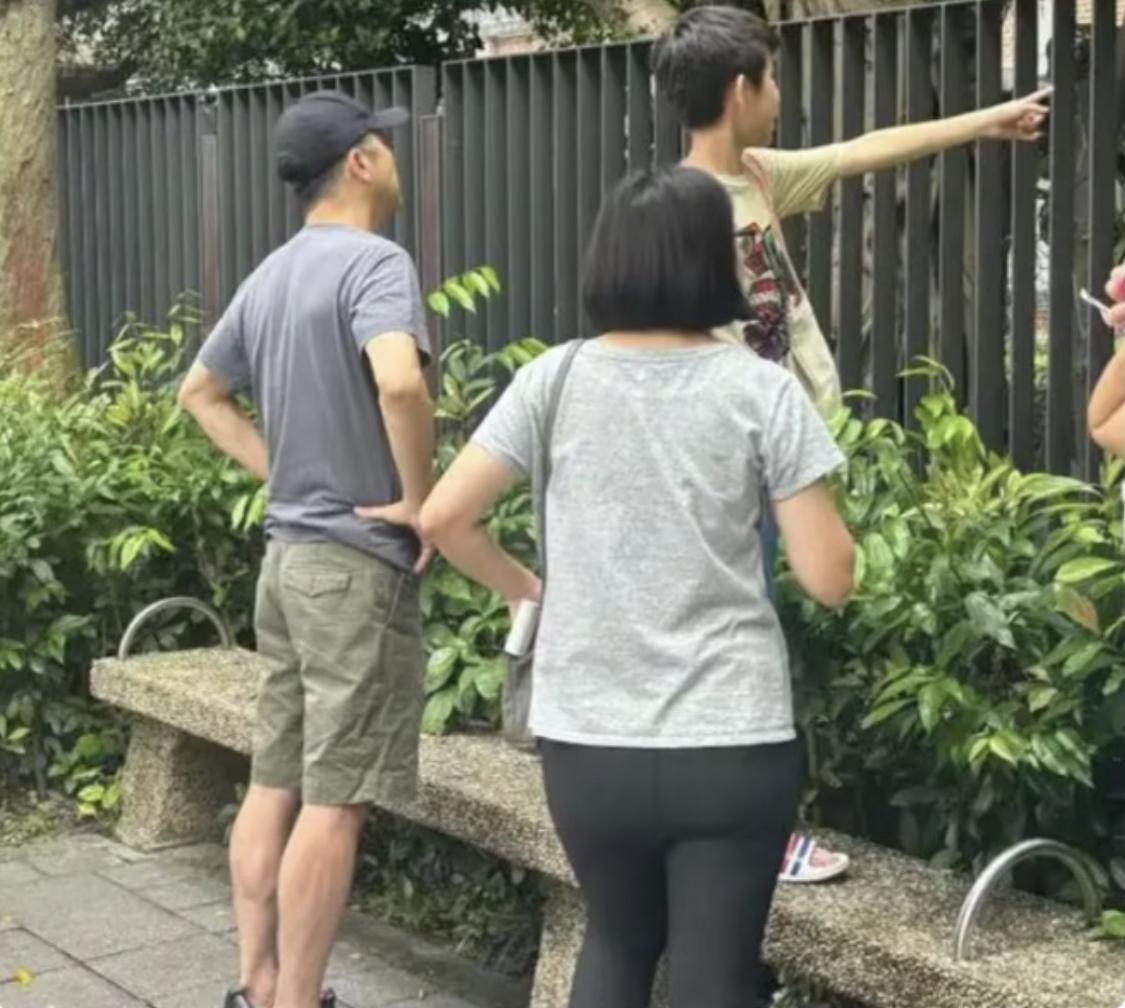 庾澄庆带着儿子接女儿放学，和在校门口翘首找孩子的家长一样。今年64岁的庾澄庆