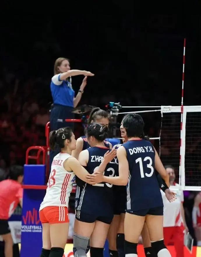 中国女排逆转美国！赵勇的确要比蔡斌强！另外中国女排总决赛对手出炉，在1/4决赛迎