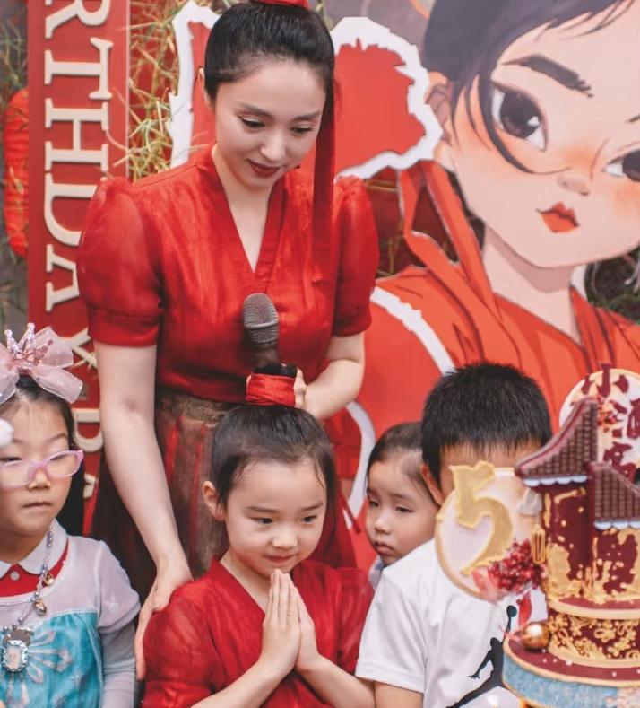 董璇陪女儿在上海乐高乐园玩，母女俩一起拍照，好可爱哦！有一说一，董璇是个很好的妈