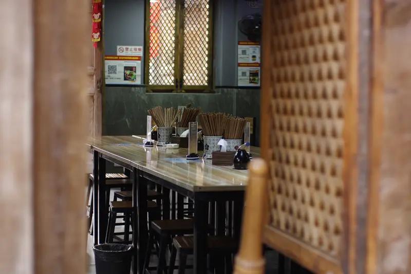 一年前去吃豆腐脑，加汤的时候被新来的女服务员告知要收钱，从此那家早餐店再也没有去