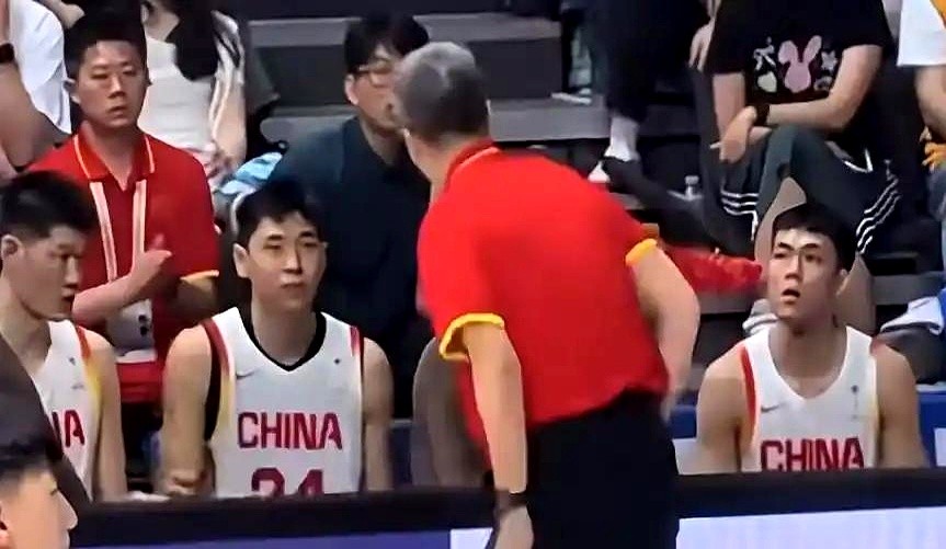 中国男篮出征亚运会的底牌亮出来了。胡明轩带队，余嘉豪入阵。这次五人制大名单很有意思。教练组没完全照搬