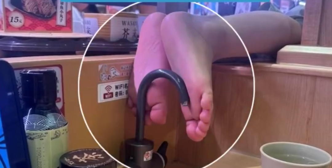 寿司郎承认确有“小孩把脚伸到邻桌水龙头”一事, 此前回应被批敷衍;当地市场监管局回应