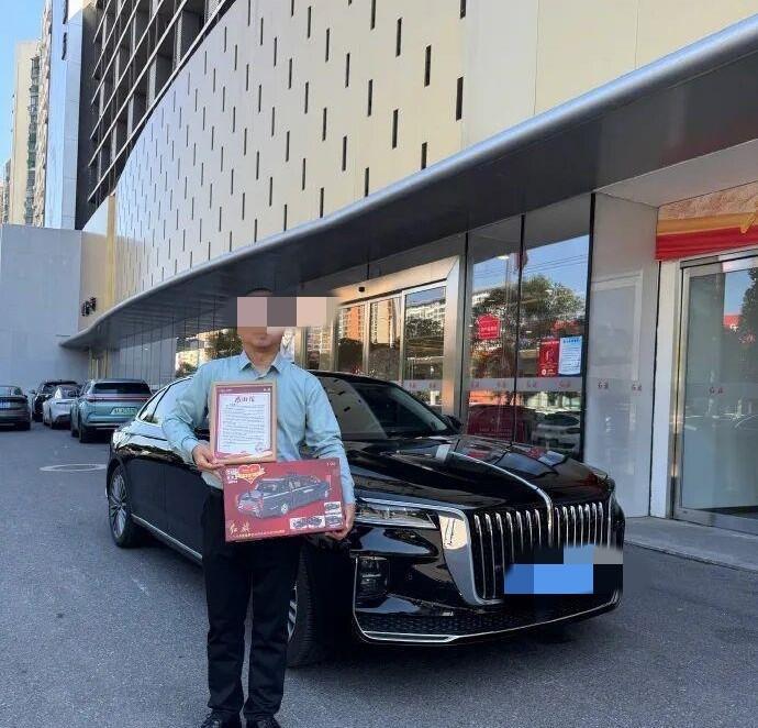 参加93阅兵的红旗车，送到车主手中后，红旗官方不仅给车主送了纪念品和感谢信，还免