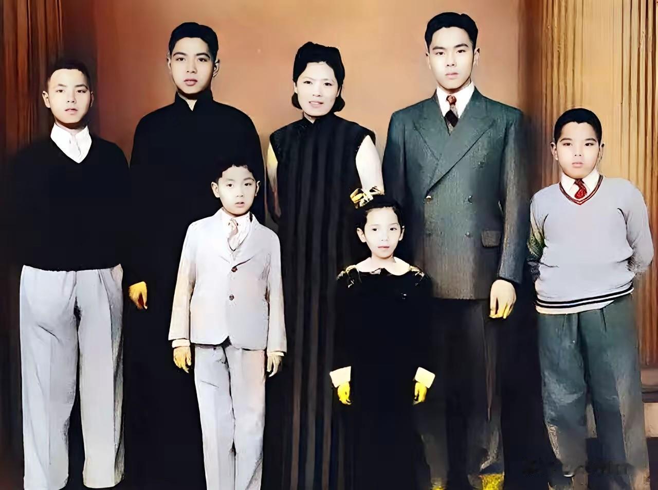 李政道小时候的全家福，照片拍摄于上个世纪30年代，距今已经80多年了，通过照片能