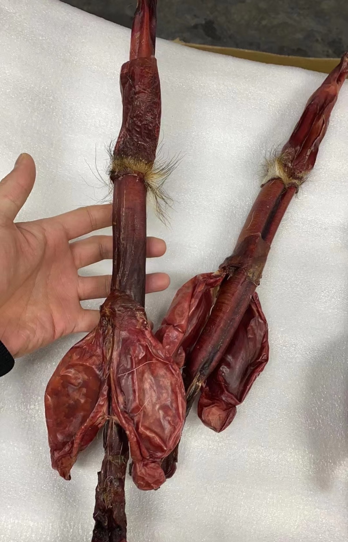 老婆让我下楼取快递，说是给我买的，我看到脸都绿了，结果周围有人忙过来要链接，我不